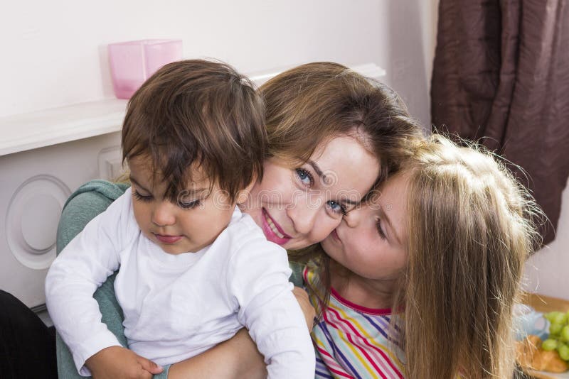 Retrato da família na cama em casa fotografia de stock Retrato da família na cama em casa fotografia de stock
