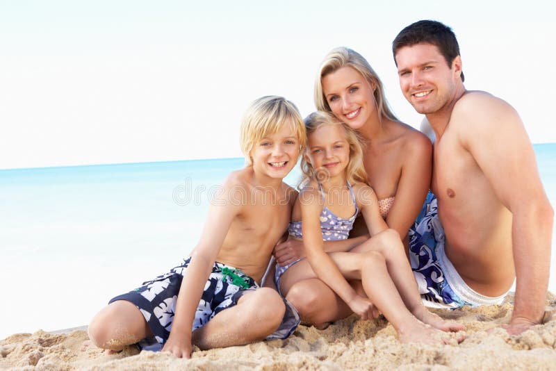 Retrato da família no feriado da praia do verão fotografia de stock Retrato da família no feriado da praia do verão fotografia de stock