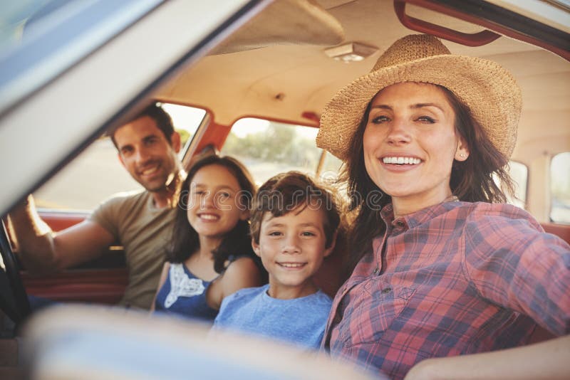 Retrato da família que relaxa no carro durante a viagem por estrada