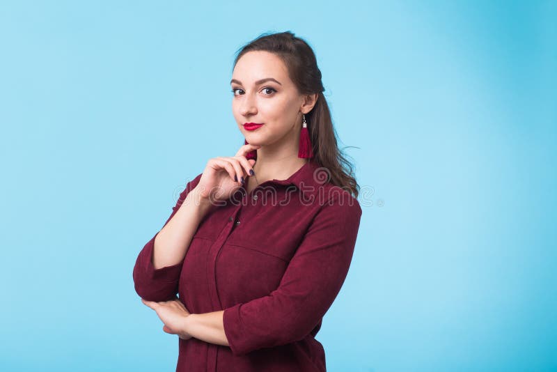 Retrato da fêmea da forma da beleza Jovem mulher de sorriso no fundo azul da parede foto de stock Retrato da fêmea da forma da beleza Jovem mulher de sorriso no fundo azul da parede foto de stock