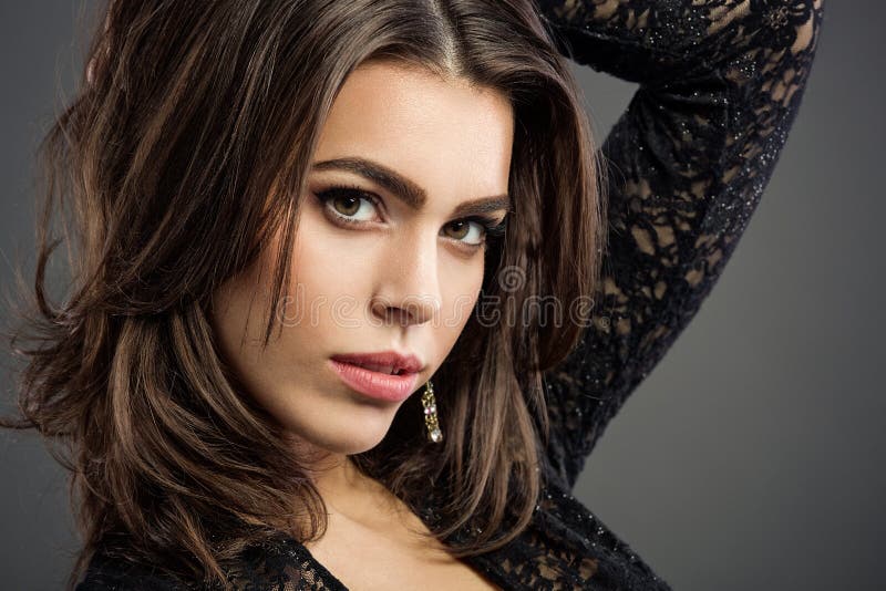 Retrato da jovem mulher fotografia de stock Retrato da jovem mulher fotografia de stock