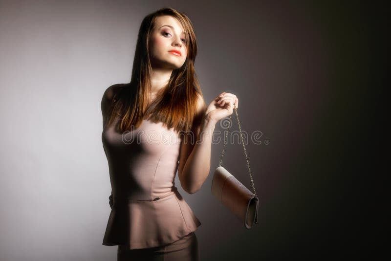 Jovem mulher bonita com bolsa. imagem de stock royalty free Jovem mulher bonita com bolsa. imagem de stock royalty free