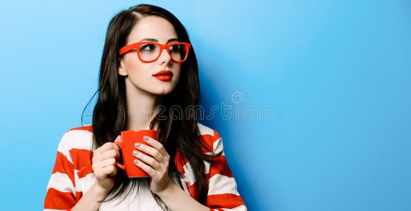 Retrato da jovem mulher com xícara de café foto de stock royalty free Retrato da jovem mulher com xícara de café foto de stock royalty free