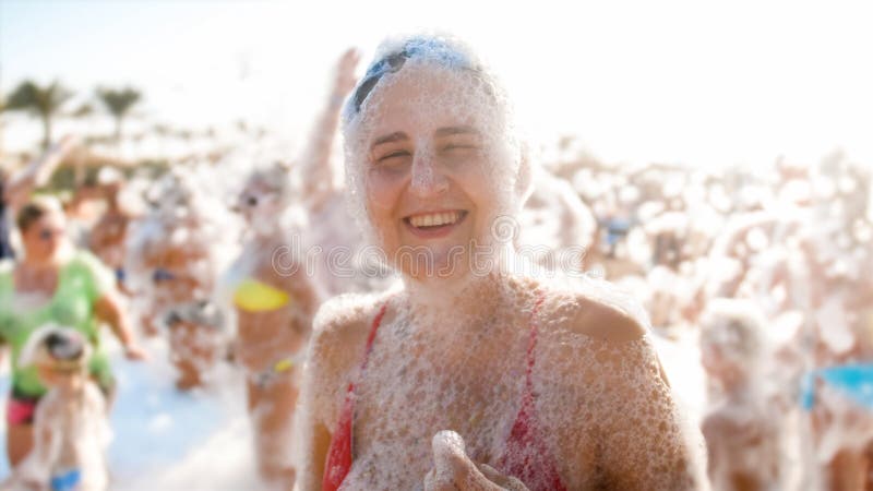 Retrato da jovem mulher de riso feliz na dan?a vermelha do biquini na praia do mar Menina que tem o divertimento na espuma do sab fotografia de stock royalty free Retrato da jovem mulher de riso feliz na dan?a vermelha do biquini na praia do mar Menina que tem o divertimento na espuma do sab fotografia de stock royalty free