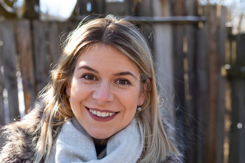 Retrato da jovem mulher de sorriso fotografia de stock Retrato da jovem mulher de sorriso fotografia de stock