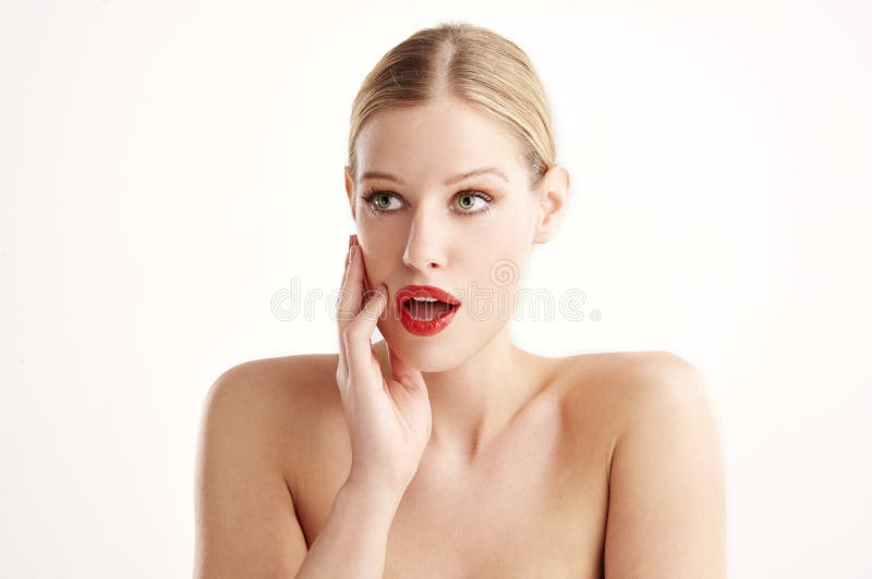 Retrato da jovem mulher querida saber bonita com posição surpreendida da cara no fundo branco isolado fotografia de stock Retrato da jovem mulher querida saber bonita com posição surpreendida da cara no fundo branco isolado fotografia de stock