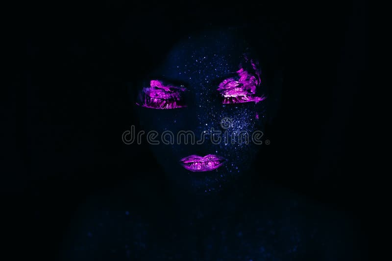 Retrato da Linda Moda na Luz UF Neon Menina modelo com maquiagem psicodélica criativa fluorescente, design de arte da foto de stock royalty free Retrato da Linda Moda na Luz UF Neon Menina modelo com maquiagem psicodélica criativa fluorescente, design de arte da foto de stock royalty free
