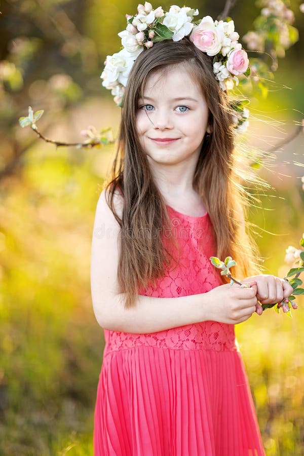 Foto de Menina De Bebê Recémnascido Vestindo Fantasia De Sereia e mais  fotos de stock de Bebê - iStock