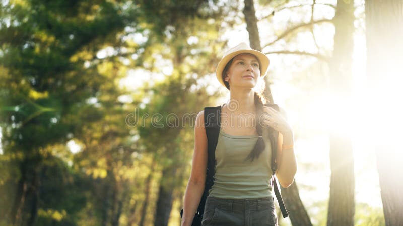 Retrato da menina atrativa do turista que sorri e que olha na câmera ao andar e ao caminhar a floresta bonita fotos de stock Retrato da menina atrativa do turista que sorri e que olha na câmera ao andar e ao caminhar a floresta bonita fotos de stock