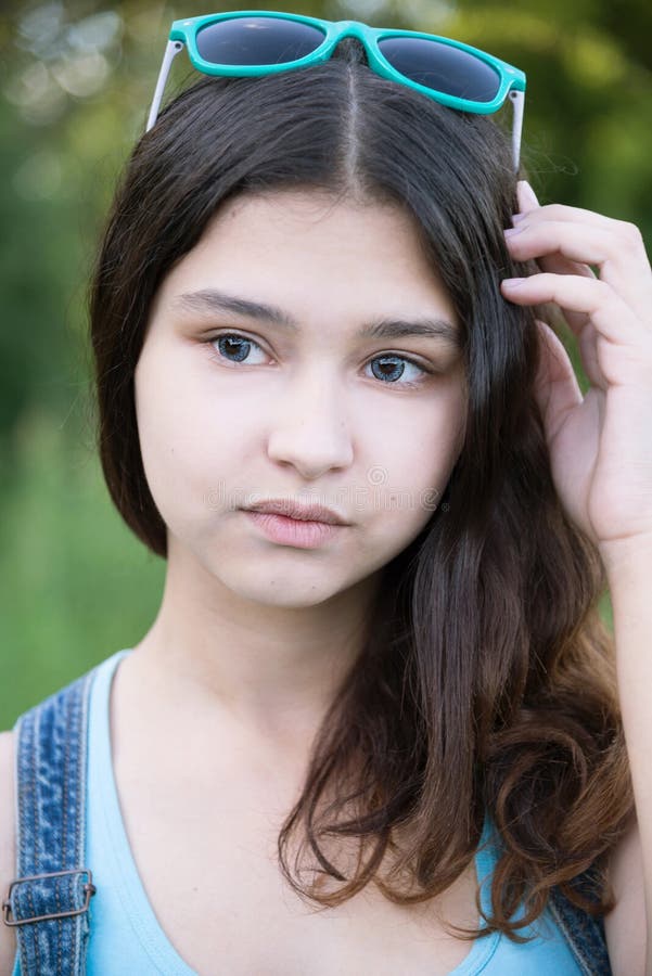 Retrato Da Menina Bonita 15 Anos Foto de Stock - Imagem de cabelo