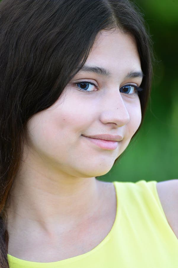 Retrato Da Menina Bonita 15 Anos Foto de Stock - Imagem de cabelo