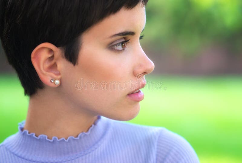 A Menina Bonita Olha Em Um Espelho Em Um Banheiro Foto de Stock - Imagem de  cara, adulto: 13967092