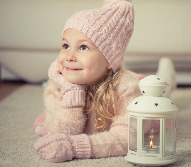 Retrato da menina bonito no chapéu e das luvas no tempo do Natal foto de stock Retrato da menina bonito no chapéu e das luvas no tempo do Natal foto de stock