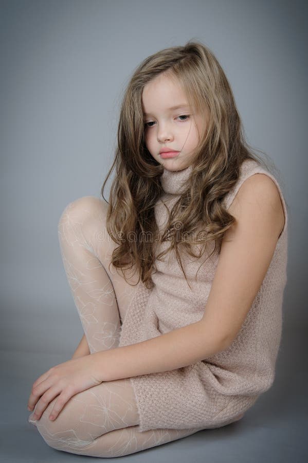 Menina Triste, Retrato Do Perfil Imagem de Stock - Imagem de postura, fofofo: 108457549