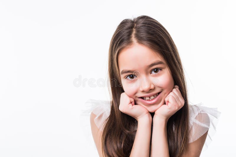 Retrato da menina de sorriso adorável isolada em um fundo branco imagens de stock royalty free Retrato da menina de sorriso adorável isolada em um fundo branco imagens de stock royalty free