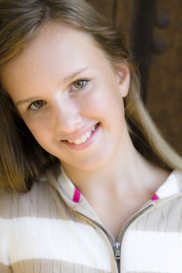Retrato da menina de sorriso do Tween fotografia de stock royalty free Retrato da menina de sorriso do Tween fotografia de stock royalty free