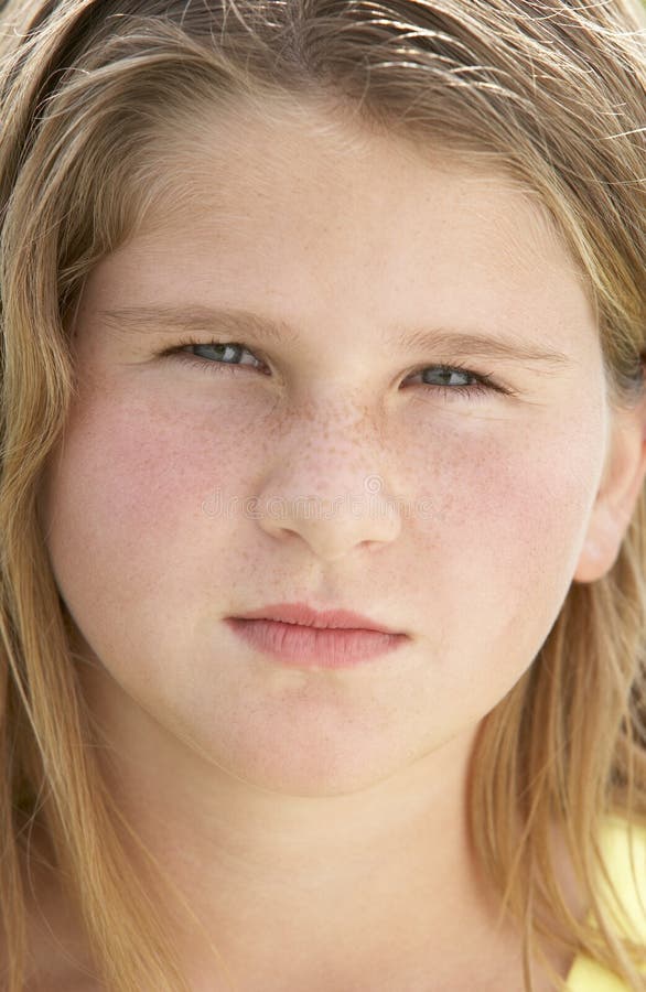 Retrato da menina do Pre-Teen que Sulking imagens de stock Retrato da menina do Pre-Teen que Sulking imagens de stock