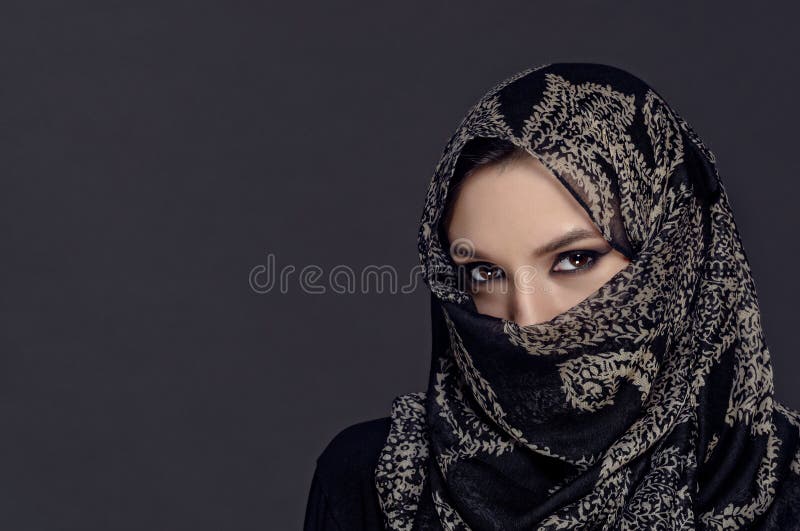 Retrato da menina muçulmana bonita que mostra seus olhos somente fotografia de stock royalty free Retrato da menina muçulmana bonita que mostra seus olhos somente fotografia de stock royalty free