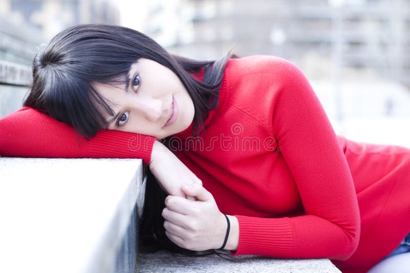 Retrato da menina olhar fixamente imagens de stock royalty free Retrato da menina olhar fixamente imagens de stock royalty free