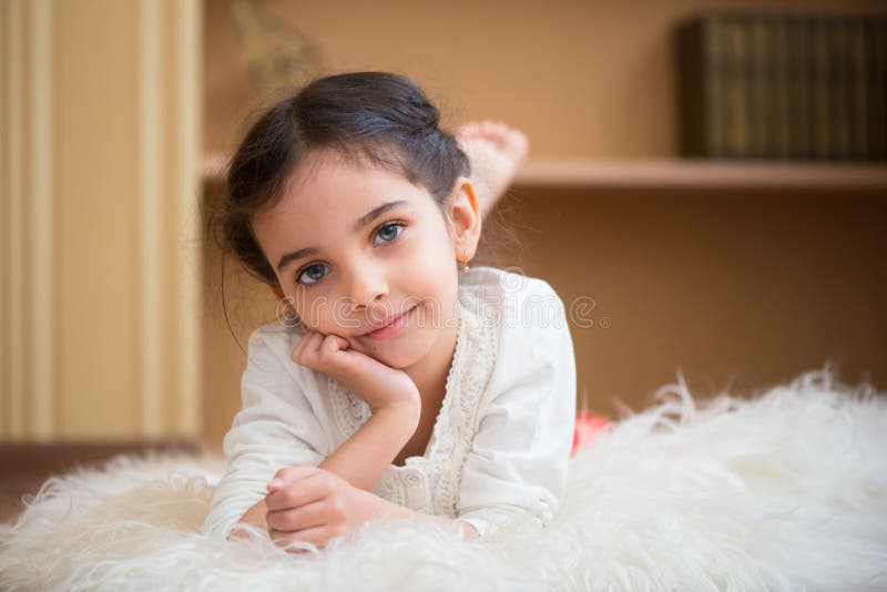 Retrato da menina pequena bonito do latino imagens de stock royalty free Retrato da menina pequena bonito do latino imagens de stock royalty free
