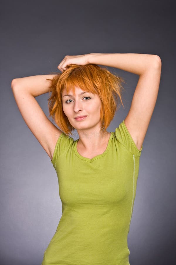 Retrato da menina red-haired em um t-shirt verde
