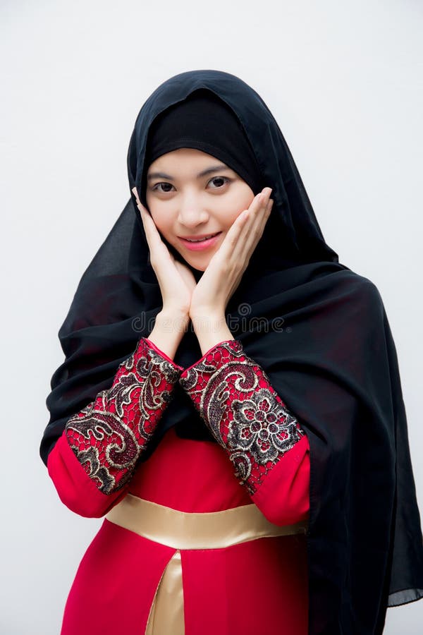 Retrato da mulher asiática muçulmana bonita isolada no fundo branco com feliz fotos de stock Retrato da mulher asiática muçulmana bonita isolada no fundo branco com feliz fotos de stock