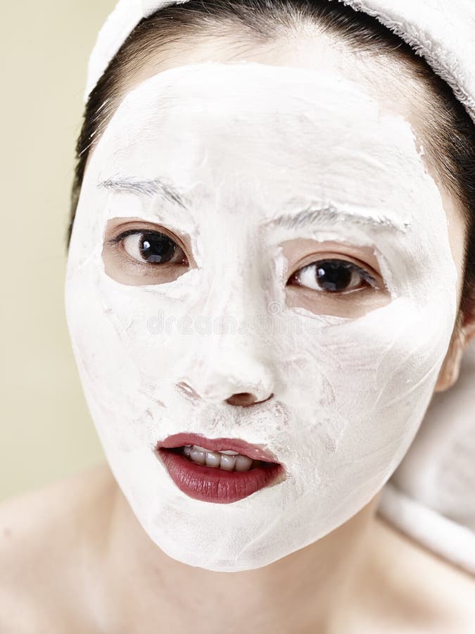 Retrato da mulher asiática nova com máscara protetora fotos de stock