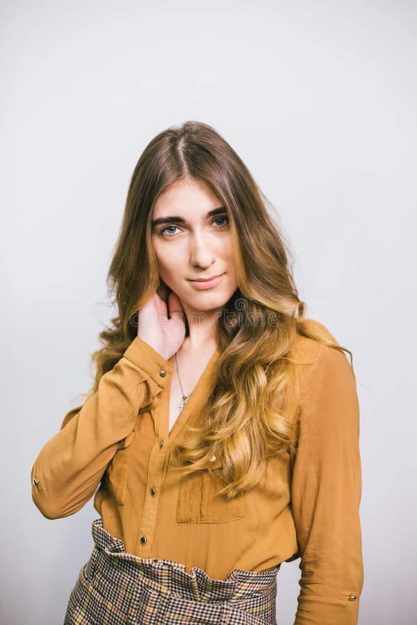 Retrato da mulher bonita com cabelo longo encaracolado no fundo branco Composi??o, forma, beleza imagem de stock Retrato da mulher bonita com cabelo longo encaracolado no fundo branco Composi??o, forma, beleza imagem de stock
