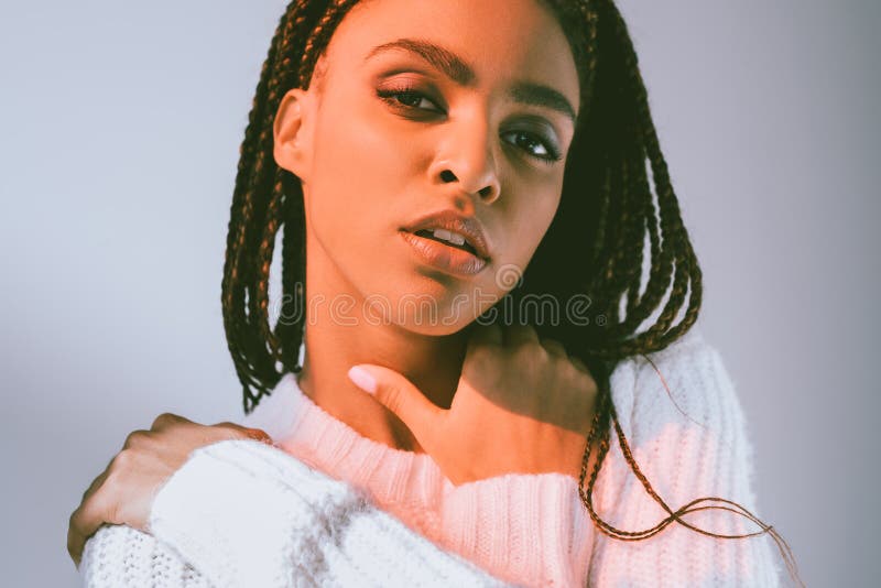 Retrato da mulher bonita do americano africano imagens de stock Retrato da mulher bonita do americano africano imagens de stock