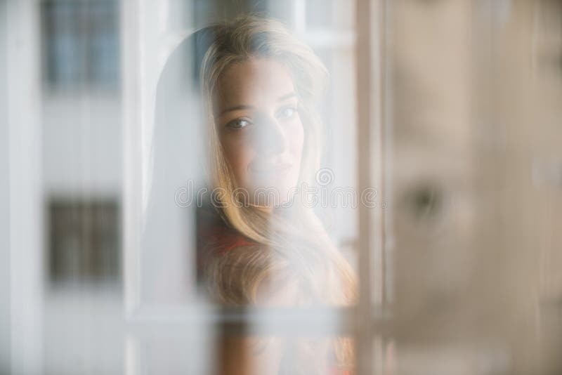 Perfil Bonito Assustado Da Mulher Que Olha Acima Na Obscuridade Vista  Comprimida Do Adolescente Cara Triste Através De Uma Janela Foto de Stock -  Imagem de abandonado, elevado: 140196454