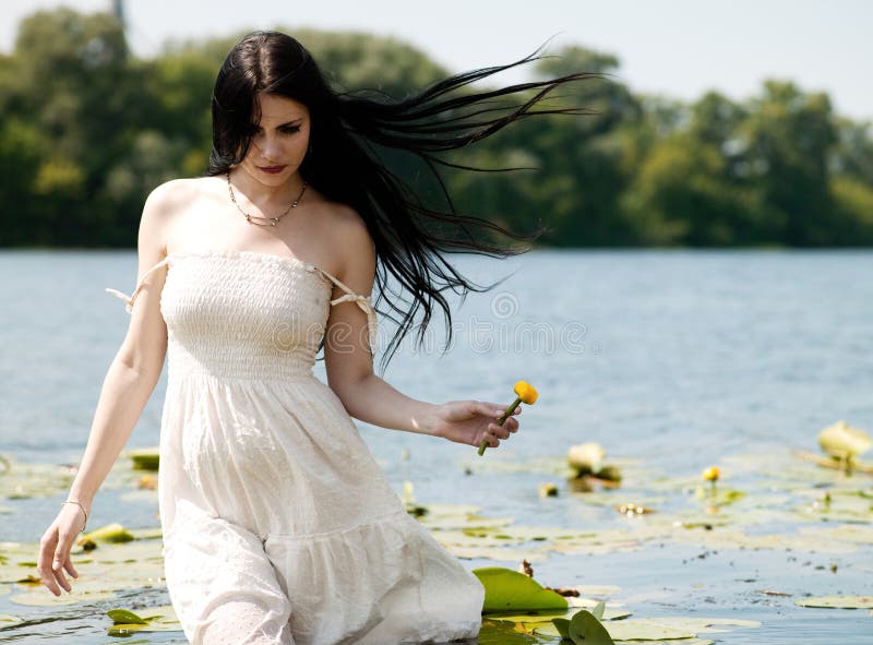 Retrato de uma jovem bonita foto de stock royalty free