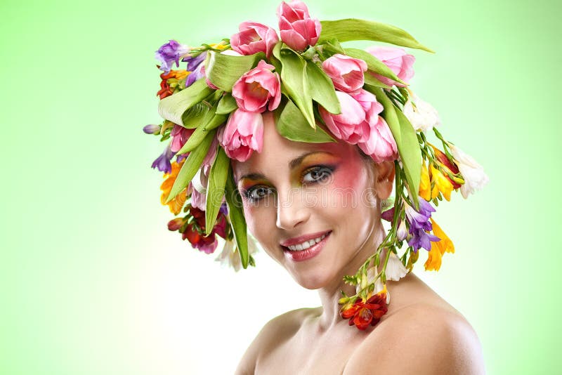 Retrato da mulher da beleza com grinalda imagem de stock Retrato da mulher da beleza com grinalda imagem de stock