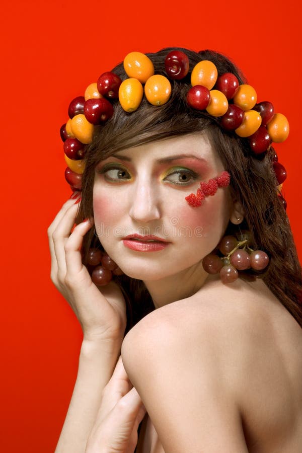 Retrato da mulher da beleza da fruta - ideal do vegetariano fotografia de stock Retrato da mulher da beleza da fruta - ideal do vegetariano fotografia de stock