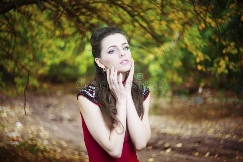 Retrato de outono de uma mulher bela fotografia de stock