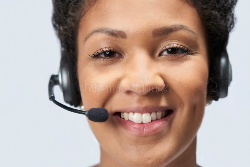 Retrato da mulher de negócios Wearing Telephone Headset no departamento de serviços ao cliente fotografia de stock Retrato da mulher de negócios Wearing Telephone Headset no departamento de serviços ao cliente fotografia de stock