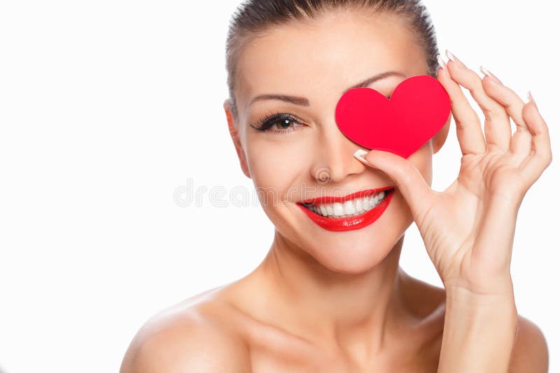 Retrato da mulher de sorriso lindo bonita com composição brilhante do encanto e coração vermelho à disposição imagens de stock Retrato da mulher de sorriso lindo bonita com composição brilhante do encanto e coração vermelho à disposição imagens de stock