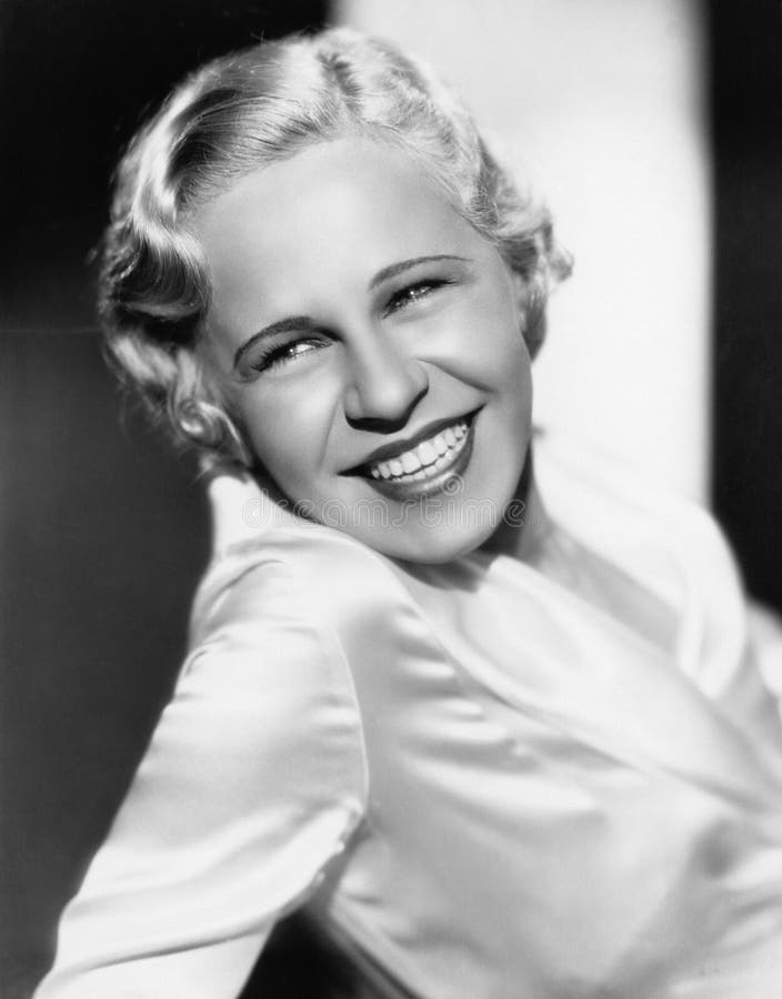 Retrato da mulher de sorriso (todas as pessoas descritas não são umas vivas mais longo e nenhuma propriedade existe Garantias do fotografia de stock Retrato da mulher de sorriso (todas as pessoas descritas não são umas vivas mais longo e nenhuma propriedade existe Garantias do fotografia de stock