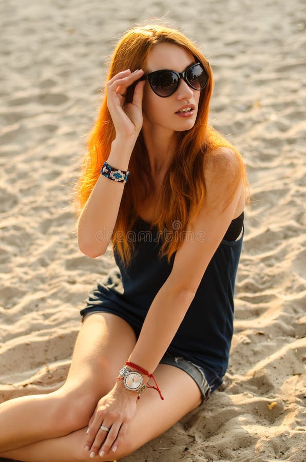 Retrato da mulher do ruivo em uma praia foto de stock Retrato da mulher do ruivo em uma praia foto de stock