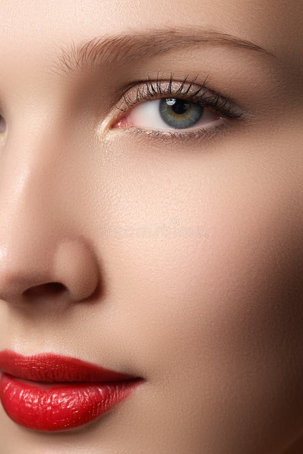 Retrato da mulher elegante com bordos vermelhos Modelo novo bonito w fotos de stock Retrato da mulher elegante com bordos vermelhos Modelo novo bonito w fotos de stock