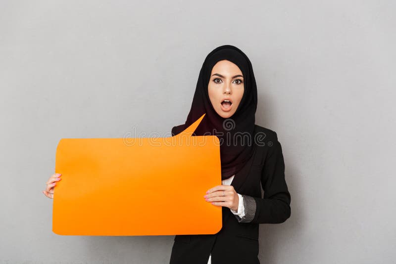 Retrato da mulher entusiasmado muçulmana 20s no hijab preto que olha c imagem de stock royalty free Retrato da mulher entusiasmado muçulmana 20s no hijab preto que olha c imagem de stock royalty free