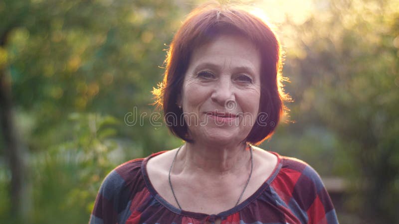 Retrato de uma senhora idosa sorridente video estoque