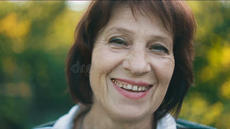 Retrato da mulher envelhecida meio de sorriso video estoque