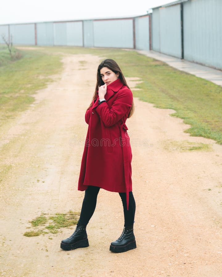 Perfil Bonito Assustado Da Mulher Que Olha Acima Na Obscuridade Vista  Comprimida Do Adolescente Cara Triste Através De Uma Janela Foto de Stock -  Imagem de abandonado, elevado: 140196454