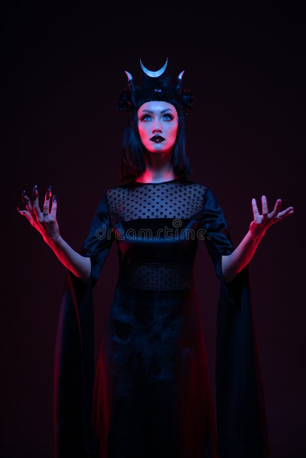 Retrato da mulher gótica em roupas esfarrapadas imagem de stock
