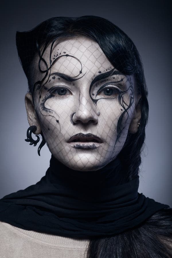 Retrato da mulher gótico nova isolada na obscuridade fotos de stock