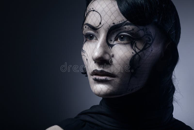 Retrato da mulher gótico nova no fundo escuro fotografia de stock