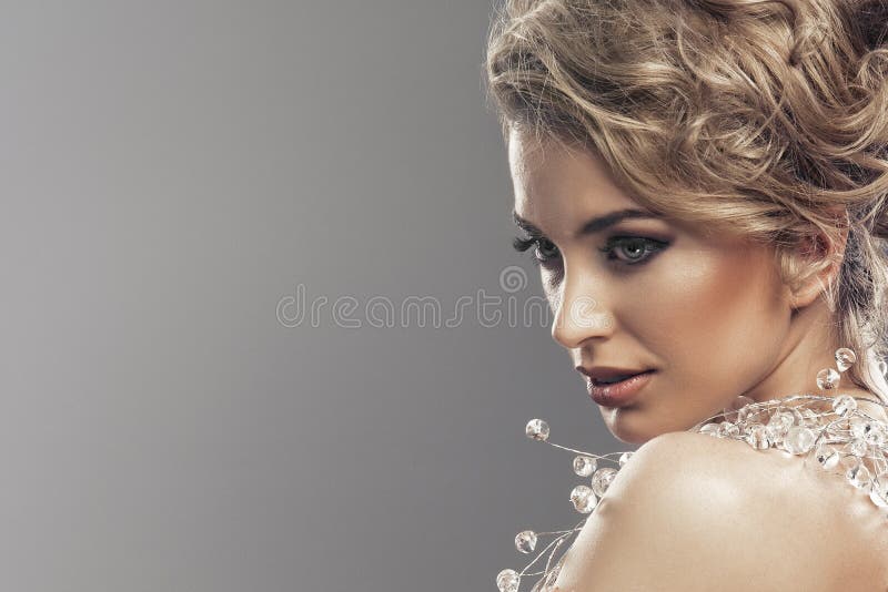Retrato da mulher loura bonita fotografia de stock Retrato da mulher loura bonita fotografia de stock