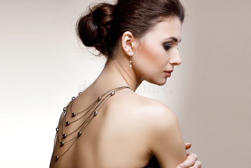 Retrato da mulher luxuosa na joia exclusiva no backgro natural foto de stock royalty free Retrato da mulher luxuosa na joia exclusiva no backgro natural foto de stock royalty free