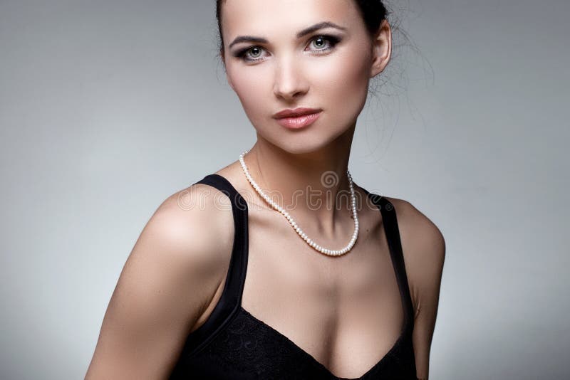 Retrato da mulher luxuosa na joia exclusiva no backgro natural imagem de stock royalty free Retrato da mulher luxuosa na joia exclusiva no backgro natural imagem de stock royalty free