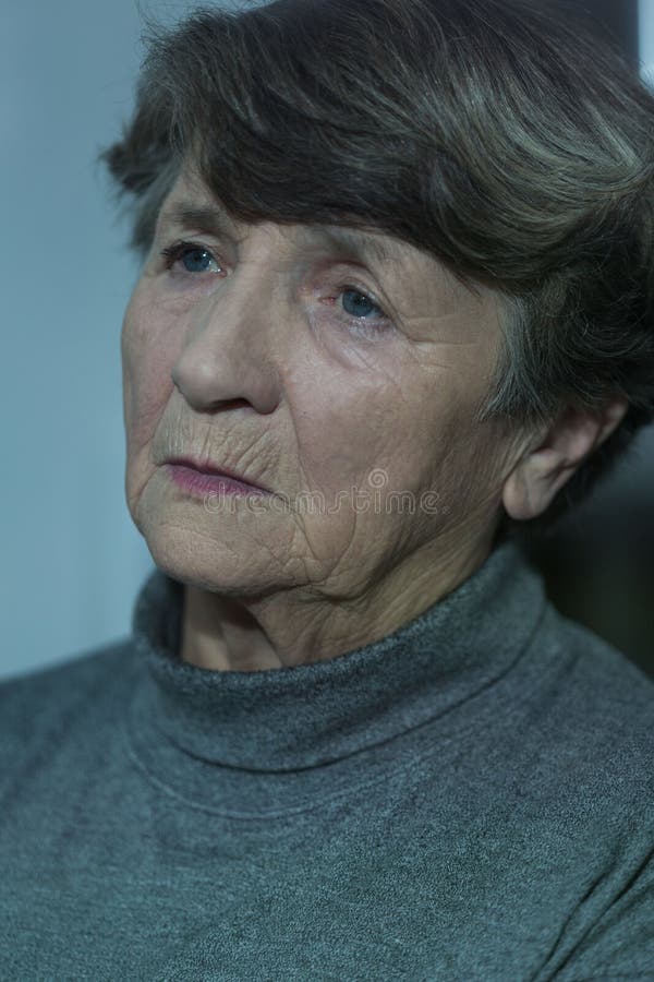 Retrato da mulher mais idosa preocupada fotografia de stock Retrato da mulher mais idosa preocupada fotografia de stock